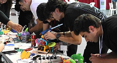 Türkiye'nin en çirkin robotları sahneye çıktı