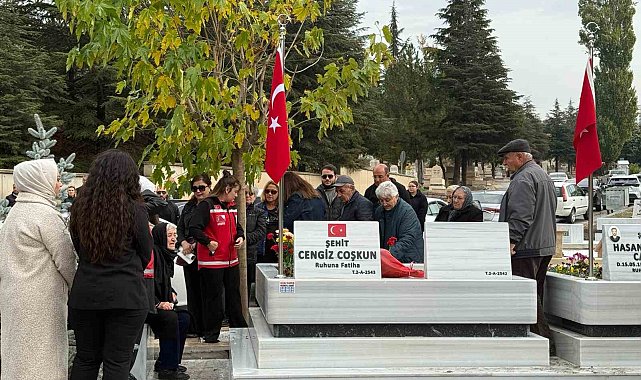 TUSAŞ'a düzenlenen terör saldırısı şehitleri yıl dönümünde kabri başında anıldı