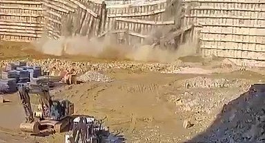 Ümraniye'de yol çöktü: O anlar kamerada