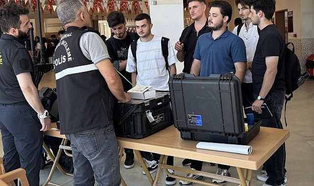 Üniversite öğrencilerine polisten bilgilendirme