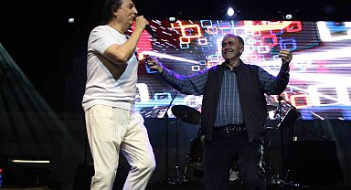 Ünlü şarkıcı Çelik, Amasya konserinde mahalle muhtarıyla sahnede oynadı