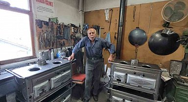 Unutulmaya yüz tutan meslek ustası. Yaptığı sobalarla içleri ısıtıyor