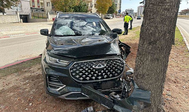 Uşak'ta araç ağaca çarptı: 2 yaralı