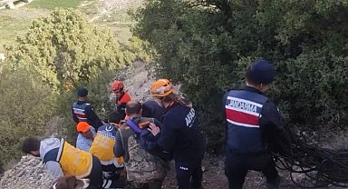 Uşak'ta dere yatağına düşen avcı yaralandı