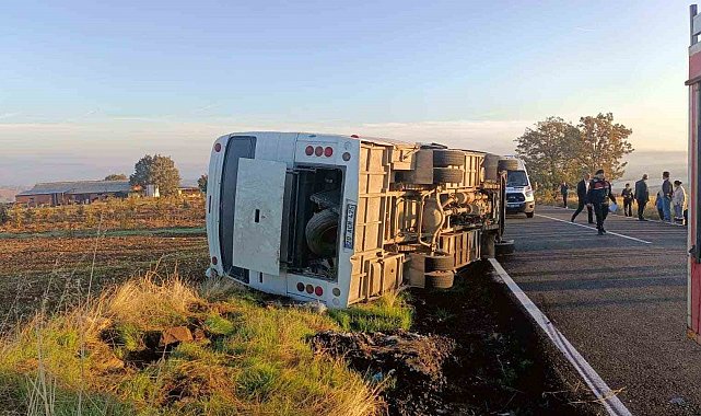 Uşak'ta tarım işçilerini taşıyan midibüs yan yattı: 23 yaralı