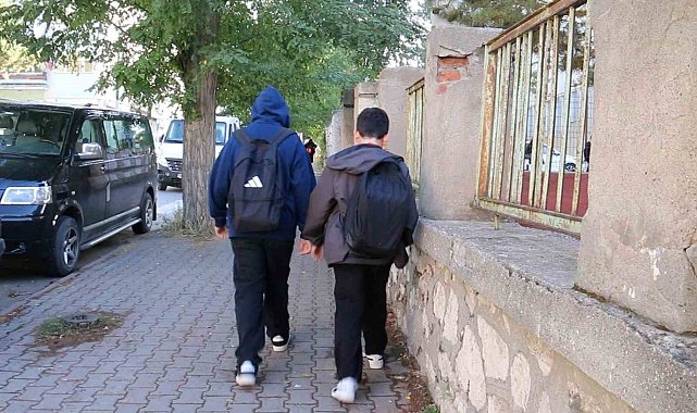 Uzmanı açıkladı: "Ağır okul çantaları çocuklarda skolyoz riskini artırıyor"