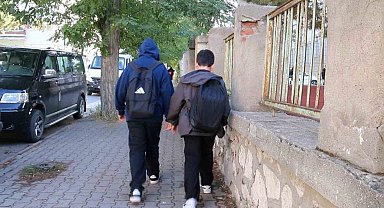Uzmanı açıkladı: "Ağır okul çantaları çocuklarda skolyoz riskini artırıyor"