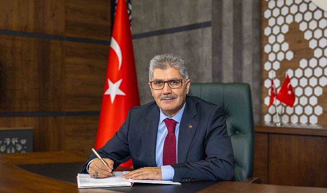 Vali Çelik: "Cumhuriyetimizi gelecek kuşaklara daha güçlü devredeceğiz"