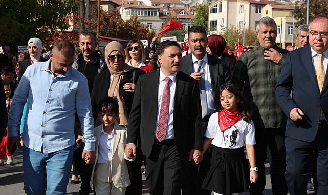 Vali Çiçek daveti çevirmedi anaokulu öğrencilerinin Cumhuriyet coşkusuna katıldı