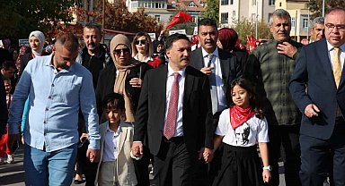 Vali Çiçek daveti çevirmedi anaokulu öğrencilerinin Cumhuriyet coşkusuna katıldı