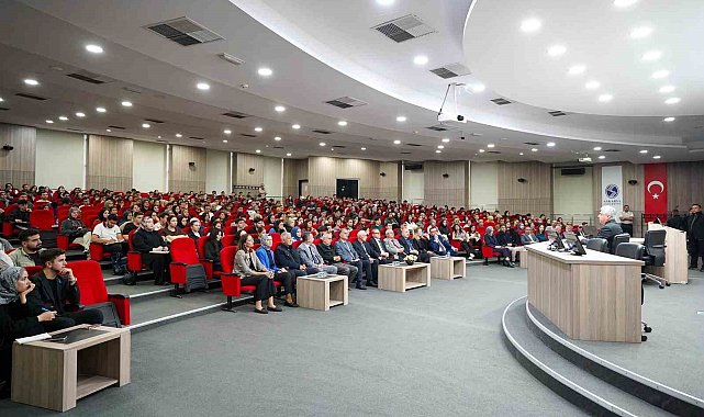 Vali Doğan, üniversite öğrencileri ile kariyer tecrübelerini paylaştı