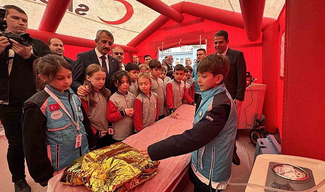 Vali öğrencilerle geleneksel oyunlar oynadı