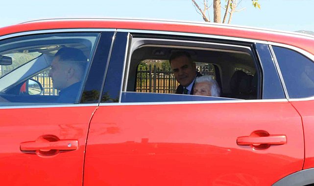 Validen 91 yaşındaki Neylüfer Teyze'nin isteğini geri çevirmedi