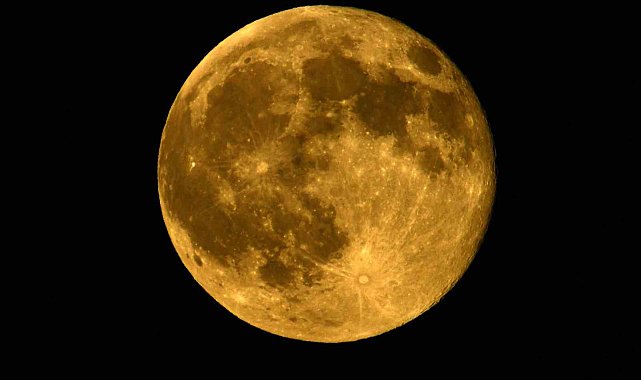 Van Gölü üzerinde dolunay görsel şölen sundu