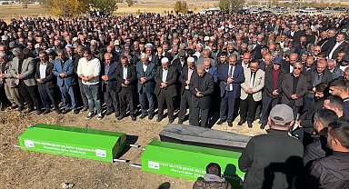 Van-Hakkari karayolundaki kazada hayatını kaybeden aynı aileden 3 kişi toprağa verildi