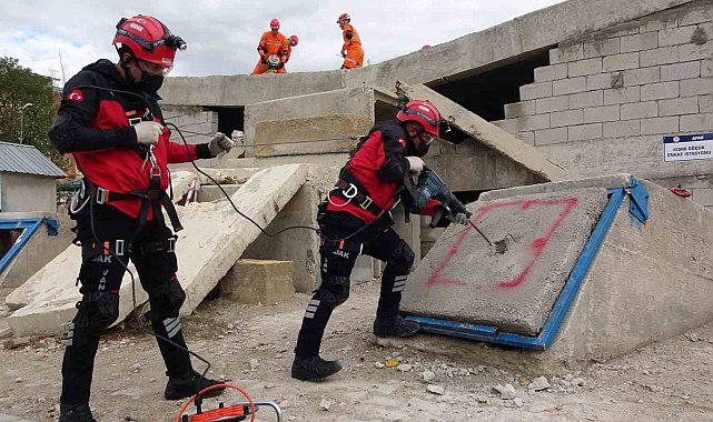 Van'da 7.2'lik depremin yıl dönümünde gerçeği aratmayan tatbikat