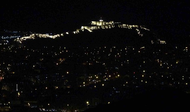 Van'da büyüleyici anlar: Güneşin batışıyla birlikte şehir merkezinde yanan ışıklar, ortaya eşsiz bir manzara çıkardı