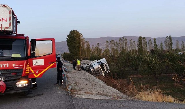 Van'da tır şarampole yuvarlandı: 1 yaralı