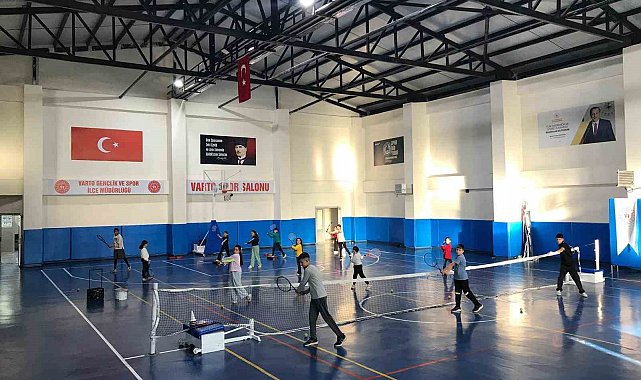 Varto'da tenis antrenmanları yoğun katılımla sürüyor