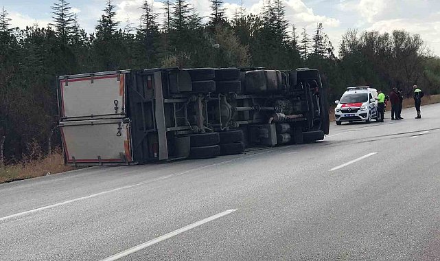 Yağ yüklü kamyon devrildi: 1 yaralı