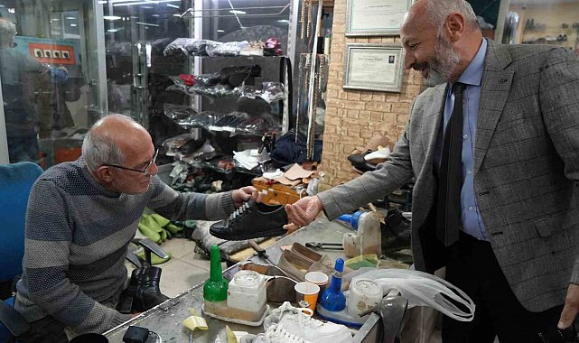 Yağışlar başladı, ayakkabı tamircilerinin yüzü güldü