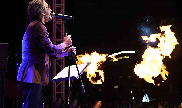 Yağmur altında Cumhuriyet coşkusu: Ünlü şarkıcı Fettah Can hayranlarıyla buluştu