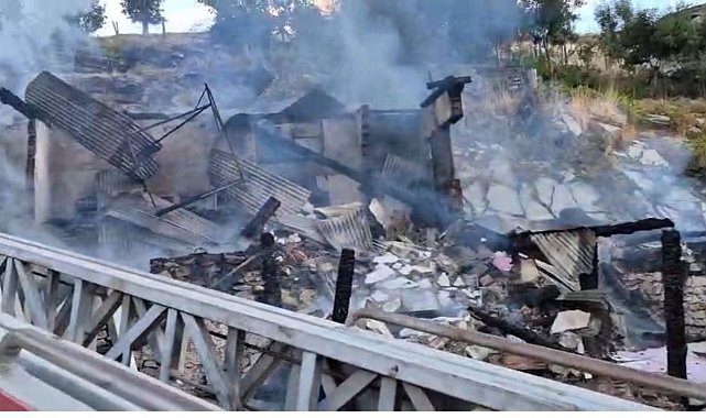 Yangın çıkan ev çöktü, iki kardeş enkaz altında aranıyor