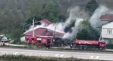 Yangında tek katlı ev kullanılamaz hale geldi