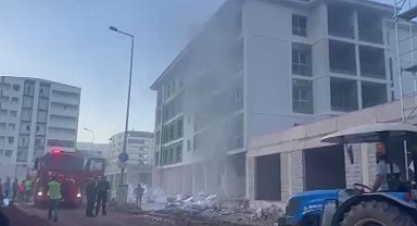 Yapımı devam eden deprem konutundaki yangın söndürüldü