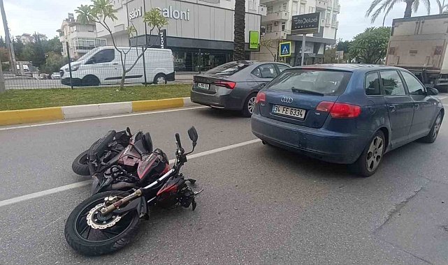 Yaya geçidinde duran otomobile çarpan motosikletli yaralandı