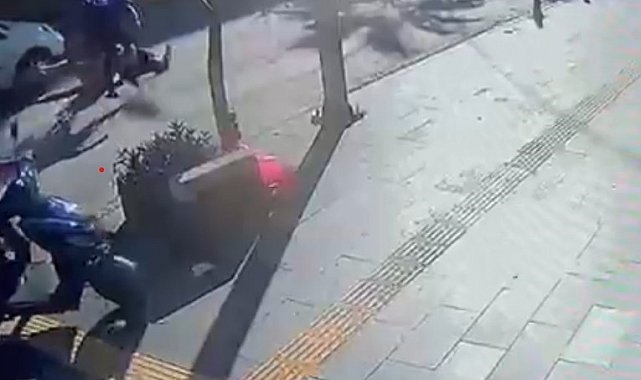 Yaya geçidinden geçen Alman aileye otomobil çarptı: 1 yaralı