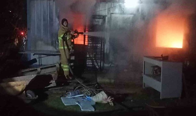 Yazlık sitede bulunan depoda yangın çıktı