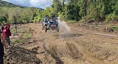 Yenice'de off-road coşkusu: Başkanın "co pilot" olduğu araç havada uçtu!