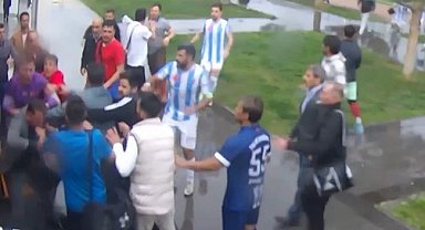 Yenildikleri takımın futbolcuları tarafından darbedildiler