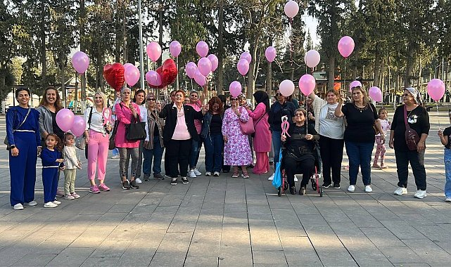 Yıllar süren mücadeleyle meme kanserini yenen kadın ve destekçileri gökyüzüne pembe balon bıraktı