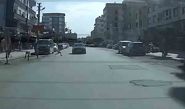 Yola fırlayan çocuğa çarpmamak isterken karşı yönden gelen otomobille kafa kafaya çarpıştı