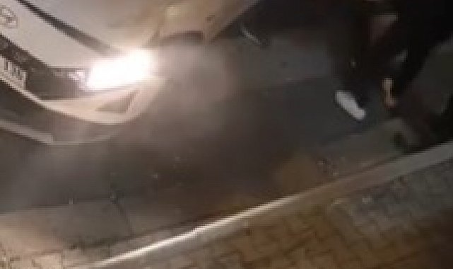 Yolcu otobüsüyle çarpışan otomobilin sürücüsüne ilk müdahale vatandaşlardan