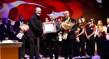 Yücel Arzen, öğrencilerle birlikte sahne aldı