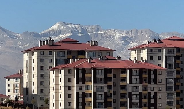 Yüksekova'da araçların camları buz tuttu, dağların tepesi beyaza büründü