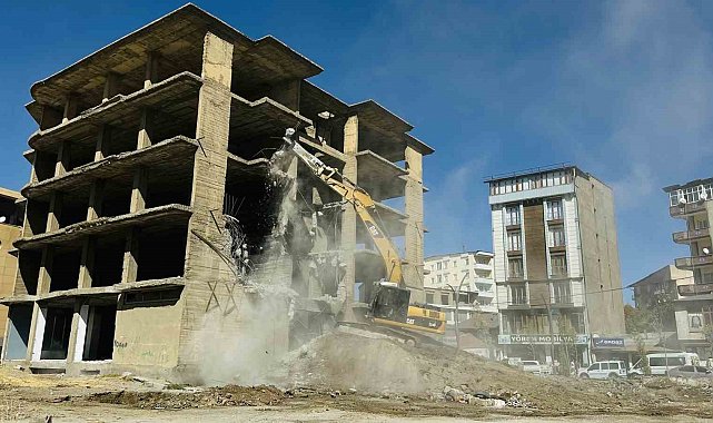 Yüksekova'da inşaat halindeki 23 yıllık bina yıkıldı