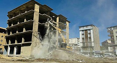 Yüksekova'da inşaat halindeki 23 yıllık bina yıkıldı