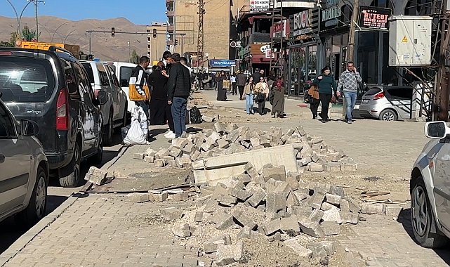 Yüksekova'da kaldırımlar adeta köstebek yuvasına döndü