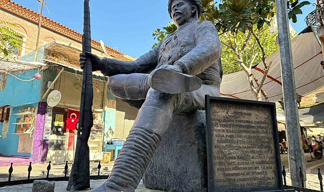 Yunanlıları kendi silahlarıyla vuran İsmail Efe'nin heykelindeki kama çalındı