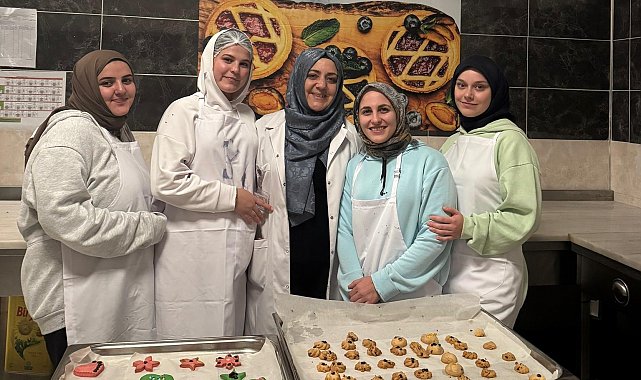 Yurtta kalan kız öğrenciler mutfağa girdi