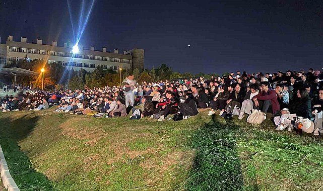 Yüzlerce Üniversite öğrencisi gece açık hava sinemasında buluştu
