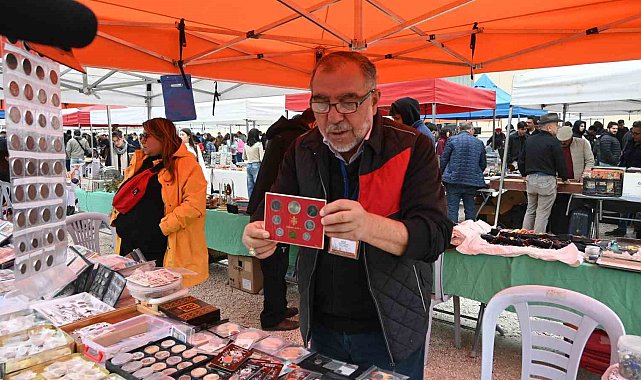 Yüzlerce yıllık kağıt ve madeni paralar tezgahta alıcılarını bekliyor
