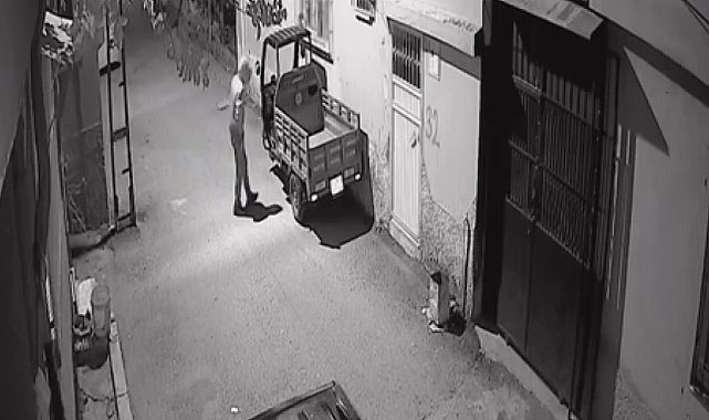 Yüzünü kapüşonla kapatarak mopedi dakikalar içinde çaldı