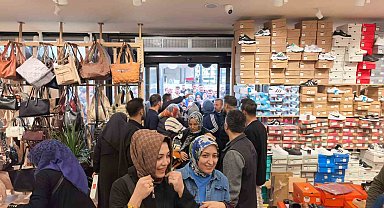 10 liraya ayakkabı, çanta, kıyafet satıldığını duyan koştu