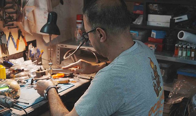10 metrekarelik atölyesinden Türkiye'ye ulaşıyor