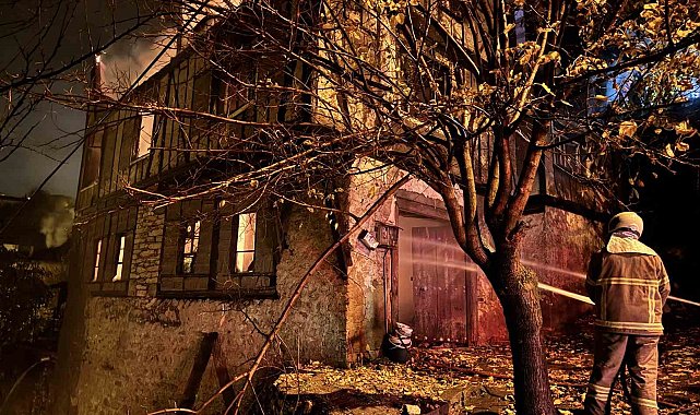 150 yıllık tarihi konakta çıkan yangın söndürüldü